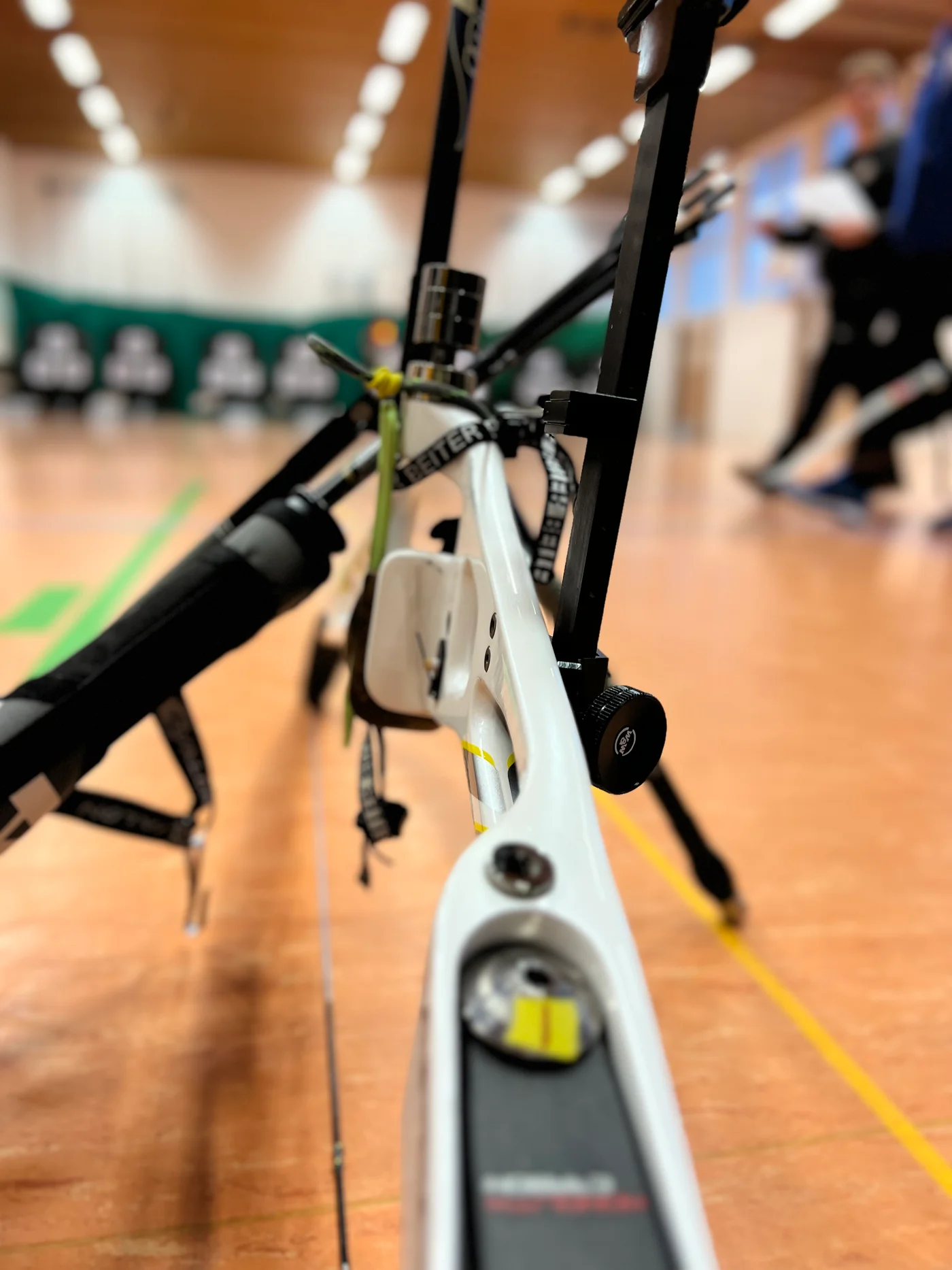 Nahaufnahme eines Recurvebogens mit Stabilisator